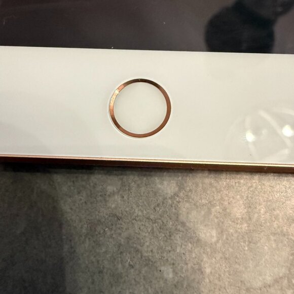 Apple iPad (6th Generation) - 32GB Wi-Fi - Gold - Picture 2 of 10